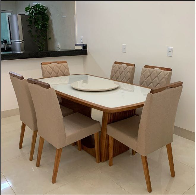 Mesa de jantar montada com seis cadeiras