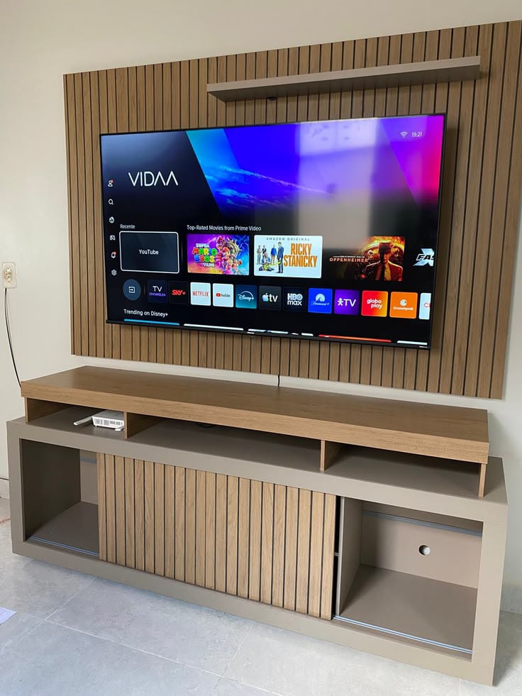 Painel ripado com TV instalada e cabos organizados
